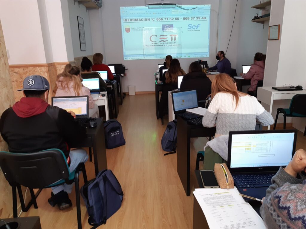 aula por dentro con alumnos