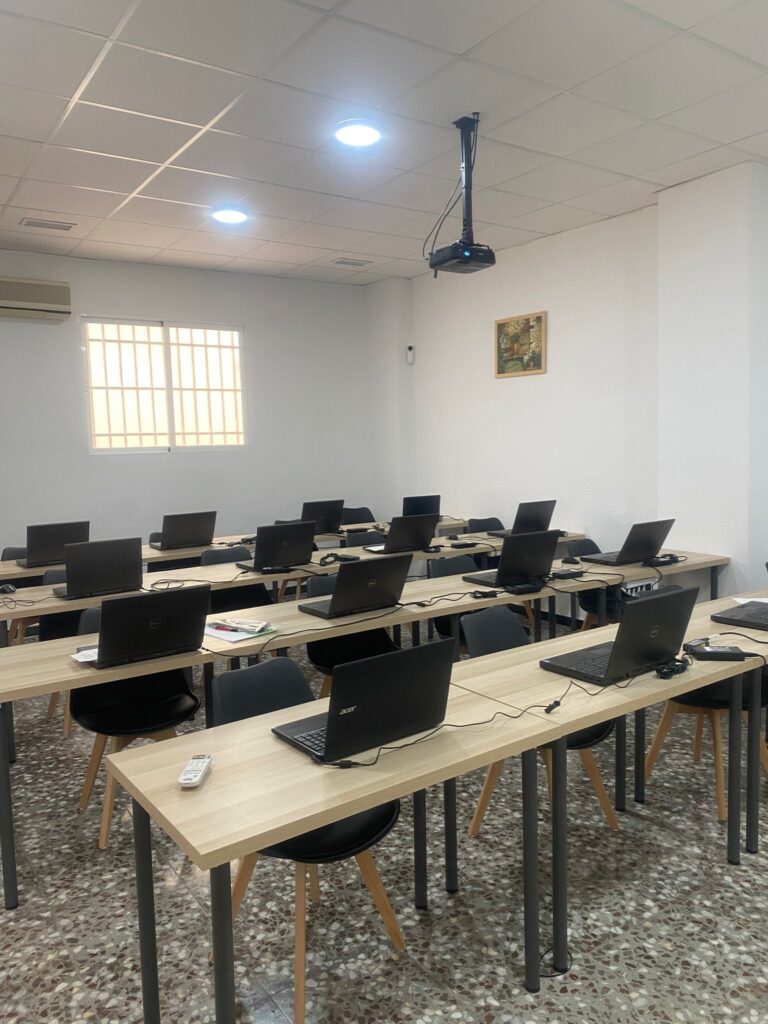 aula por dentro vacia